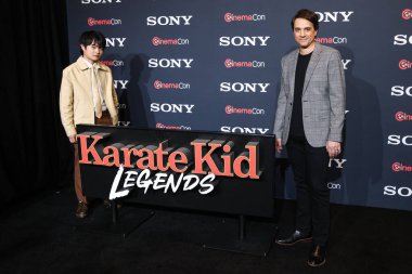 Ben Wang ve Ralph Macchio, Sony Pictures Entertainment sunumunda 'Karate Kid: Legends' filmini tanıtıyorlar. CinemaCon, Cinema United 'ın resmi kongresi sırasında, 31 Mart 2025 tarihinde Las Vegas, Nevada' da Ceasars Palace 'ta Colosseum' da.