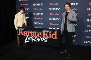Ben Wang ve Ralph Macchio, Sony Pictures Entertainment sunumunda 'Karate Kid: Legends' filmini tanıtıyorlar. CinemaCon, Cinema United 'ın resmi kongresi sırasında, 31 Mart 2025 tarihinde Las Vegas, Nevada' da Ceasars Palace 'ta Colosseum' da.