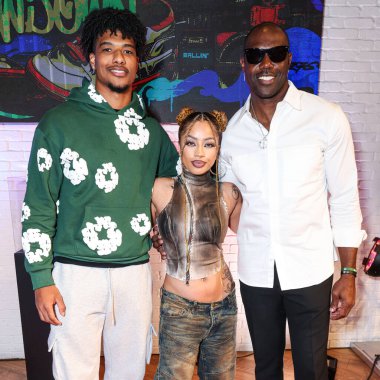 Terique Owens, Kiana Led (Kiana Lede) ve Terrell Owens 1 Nisan 2025 tarihinde Las Vegas, Nevada, Las Vegas, ABD 'de bulunan Luxor Hotel & Casino' da düzenlenen Briarcliff Entertainment 'in' Sneaks 'Showdown' una katıldılar.. 