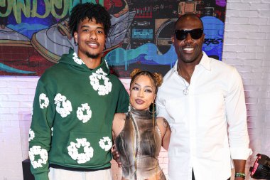 Terique Owens, Kiana Led (Kiana Lede) ve Terrell Owens 1 Nisan 2025 tarihinde Las Vegas, Nevada, Las Vegas, ABD 'de bulunan Luxor Hotel & Casino' da düzenlenen Briarcliff Entertainment 'in' Sneaks 'Showdown' una katıldılar.. 