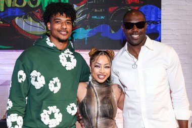 Terique Owens, Kiana Led (Kiana Lede) ve Terrell Owens 1 Nisan 2025 tarihinde Las Vegas, Nevada, Las Vegas, ABD 'de bulunan Luxor Hotel & Casino' da düzenlenen Briarcliff Entertainment 'in' Sneaks 'Showdown' una katıldılar.. 