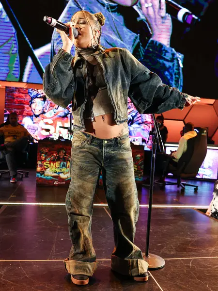 Amerikalı şarkıcı ve aktris Kiana Led (Kiana Lede), 1 Nisan 2025 tarihinde Las Vegas, Nevada, Las Vegas 'ta HyperX Las Vegas' ta düzenlenen Briarcliff Entertainment 'in 