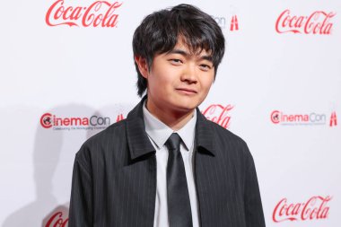 Yarının Yıldızı ödülünü kazanan Ben Wang, CinemaCon Büyük Ekran Başarı Ödülleri 'ne Ceasars Palace' daki Omnia Gece Kulübü CinemaCon 'da, Cinema United' ın resmi kongresi sırasında, 3 Nisan 2025 tarihinde Las Vegas, Nevada, ABD 'de katılmıştır..