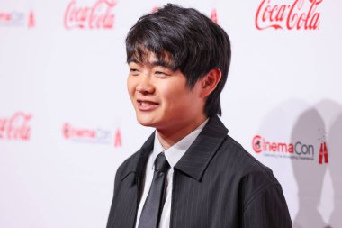 Yarının Yıldızı ödülünü kazanan Ben Wang, CinemaCon Büyük Ekran Başarı Ödülleri 'ne Ceasars Palace' daki Omnia Gece Kulübü CinemaCon 'da, Cinema United' ın resmi kongresi sırasında, 3 Nisan 2025 tarihinde Las Vegas, Nevada, ABD 'de katılmıştır..