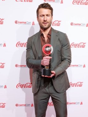 Yılın Yıldızı ödülünü kazanan Glen Powell, CinemaCon Büyük Ekran Başarı Ödülleri 'ne Ceasars Palace' daki Omnia Gece Kulübü CinemaCon 'da, Cinema United' ın resmi kongresi sırasında, 3 Nisan 2025 tarihinde Las Vegas, Nevada, ABD 'de katılmıştır..