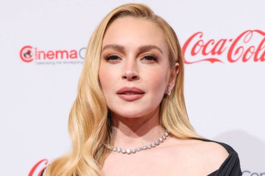 CinemaCon Vanguard Ödülü sahibi Lindsay Lohan, Cinema United 'ın 3 Nisan 2025 tarihinde Las Vegas, Nevada, ABD' de düzenlenen Cinema United resmi toplantısı olan Caesars Palace 'daki Omnia Gece Kulübü' nde CinemaCon Büyük Ekran Başarı Ödülleri 'ne katılır.