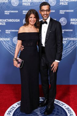 Anjali Pichai ve Alfabe Şirketi 'nin eş / CEO' su ve yan kuruluşu Google Sundar Pichai, 5 Nisan 2025 'te Santa Monica, Los Angeles, Kaliforniya, ABD' deki Barker Hangarında düzenlenen 11.. 
