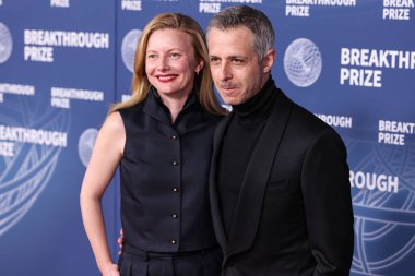 Emma Wall ve eşi Jeremy Strong, 5 Nisan 2025 'te Santa Monica, Los Angeles, Kaliforniya, ABD' de Barker Hangarı 'nda düzenlenen 11..