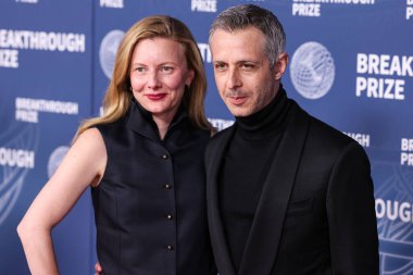 Emma Wall ve eşi Jeremy Strong, 5 Nisan 2025 'te Santa Monica, Los Angeles, Kaliforniya, ABD' de Barker Hangarı 'nda düzenlenen 11..