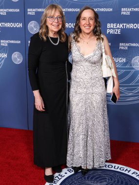 Esther Wojcicki ve kızı Janet Wojcicki, 5 Nisan 2025 'te ABD' nin Kaliforniya eyaletinin Santa Monica kentinde Barker Hangarı 'nda düzenlenen 11..