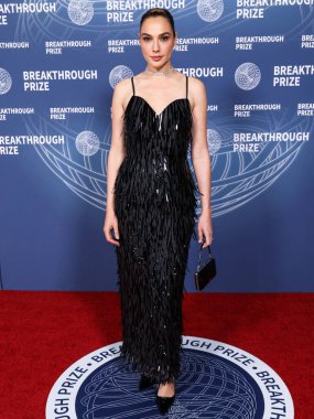 Prada giyen Gal Gadot, 5 Nisan 2025 'te Santa Monica, Los Angeles, Kaliforniya, ABD' de düzenlenen Barker Hangarı 'nda düzenlenen 11..