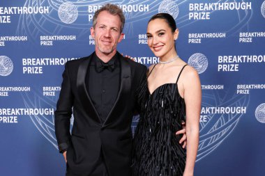 Jaron Varsano ve eşi Gal Gadot, 5 Nisan 2025 'te ABD' nin Los Angeles, Kaliforniya eyaletindeki Barker Hangarı 'nda düzenlenen 11.