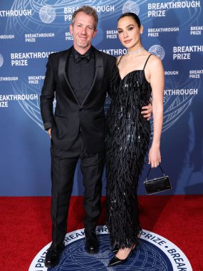 Jaron Varsano ve eşi Gal Gadot, 5 Nisan 2025 'te ABD' nin Los Angeles, Kaliforniya eyaletindeki Barker Hangarı 'nda düzenlenen 11..