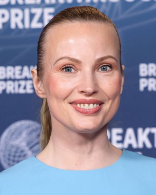 Julia Milner, 5 Nisan 2025 'te Barker Hangarı' nda düzenlenen 11. Yıllık Büyük Buluş Ödül Töreni 'ne geliyor..