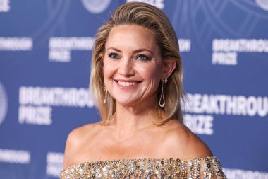 Elie Saab Couture ve Effy mücevheri giyen Amerikalı aktris ve şarkıcı Kate Hudson, 5 Nisan 2025 tarihinde Santa Monica, Los Angeles, Kaliforniya, ABD 'de Barker Hangar' da düzenlenen 11.. 