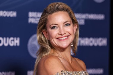 Elie Saab Couture ve Effy mücevheri giyen Amerikalı aktris ve şarkıcı Kate Hudson, 5 Nisan 2025 tarihinde Santa Monica, Los Angeles, Kaliforniya, ABD 'de Barker Hangar' da düzenlenen 11.. 