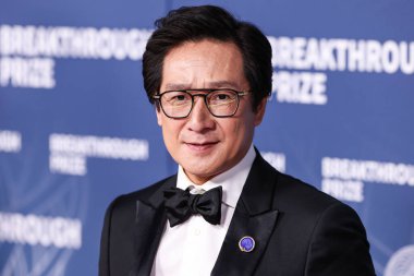 Ke Huy Quan, 5 Nisan 2025 'te Santa Monica, Los Angeles, Kaliforniya, ABD' de Barker Hangarı 'nda düzenlenen 11.. 