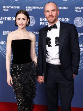 Lily Collins ve kocası Charlie McDowell, 5 Nisan 2025 'te Santa Monica, Los Angeles, Kaliforniya, ABD' de Barker Hangar 'da düzenlenen 11..    