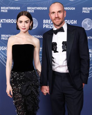 Lily Collins ve kocası Charlie McDowell, 5 Nisan 2025 'te Santa Monica, Los Angeles, Kaliforniya, ABD' de Barker Hangar 'da düzenlenen 11..    