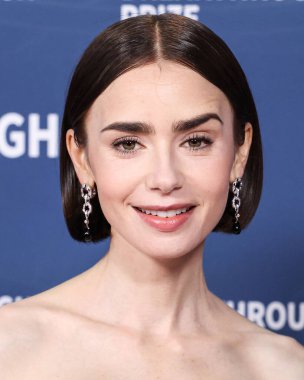 Armani Prive 'yi giyen Lily Collins, 5 Nisan 2025' te Santa Monica, Los Angeles, Kaliforniya, ABD 'de düzenlenen Barker Hangarı' nda düzenlenen 11.. 