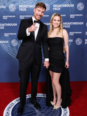 Bay Beast (Jimmy Donaldson) ve kız arkadaşı Thea Booysen, 5 Nisan 2025 tarihinde Santa Monica, Los Angeles, Kaliforniya, ABD 'de Barker Hangar' da düzenlenen 11..