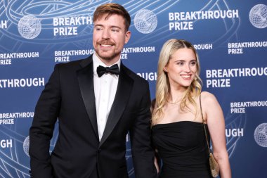 Bay Beast (Jimmy Donaldson) ve kız arkadaşı Thea Booysen, 5 Nisan 2025 tarihinde Santa Monica, Los Angeles, Kaliforniya, ABD 'de Barker Hangar' da düzenlenen 11..