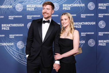 Bay Beast (Jimmy Donaldson) ve kız arkadaşı Thea Booysen, 5 Nisan 2025 tarihinde Santa Monica, Los Angeles, Kaliforniya, ABD 'de Barker Hangar' da düzenlenen 11..