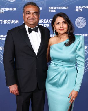 Neal Mohan ve Hema Sareen Mohan 'ın CEO' su, 5 Nisan 2025 'te ABD' nin Kaliforniya eyaletinin Santa Monica kentinde Barker Hangarı 'nda düzenlenen 11.. 