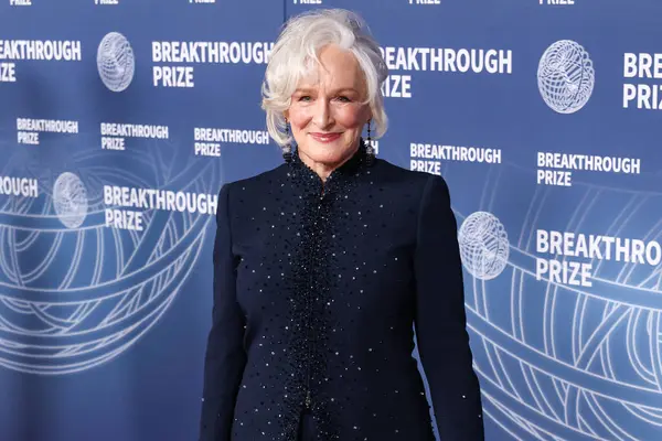 Glenn Close, Giorgio Armani, Roger Vivier ayakkabıları ve Neil Lane mücevherleri, 5 Nisan 2025 tarihinde Santa Monica, Los Angeles, Kaliforniya, ABD 'de Barker Hangar' da düzenlenen 11..