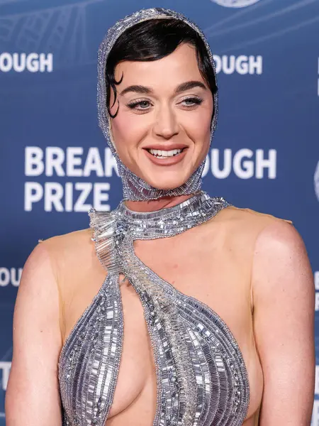 Gaurav Gupta SS24 Couture giyen Amerikalı şarkıcı-söz yazarı Katy Perry, 5 Nisan 2025 'te Santa Monica, Los Angeles, Kaliforniya, ABD' de düzenlenen 11.. 