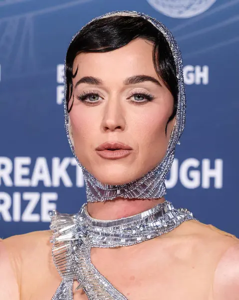 Gaurav Gupta SS24 Couture giyen Amerikalı şarkıcı-söz yazarı Katy Perry, 5 Nisan 2025 'te Santa Monica, Los Angeles, Kaliforniya, ABD' de düzenlenen 11.. 