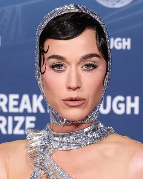Gaurav Gupta SS24 Couture giyen Amerikalı şarkıcı-söz yazarı Katy Perry, 5 Nisan 2025 'te Santa Monica, Los Angeles, Kaliforniya, ABD' de düzenlenen 11.. 