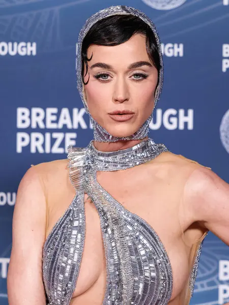 Gaurav Gupta SS24 Couture giyen Amerikalı şarkıcı-söz yazarı Katy Perry, 5 Nisan 2025 'te Santa Monica, Los Angeles, Kaliforniya, ABD' de düzenlenen 11.. 