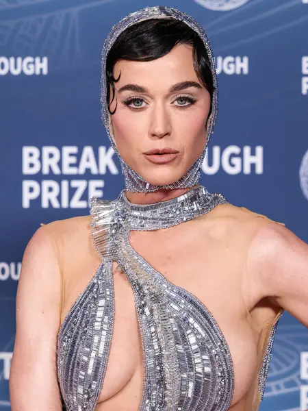 Gaurav Gupta SS24 Couture giyen Amerikalı şarkıcı-söz yazarı Katy Perry, 5 Nisan 2025 'te Santa Monica, Los Angeles, Kaliforniya, ABD' de düzenlenen 11.. 