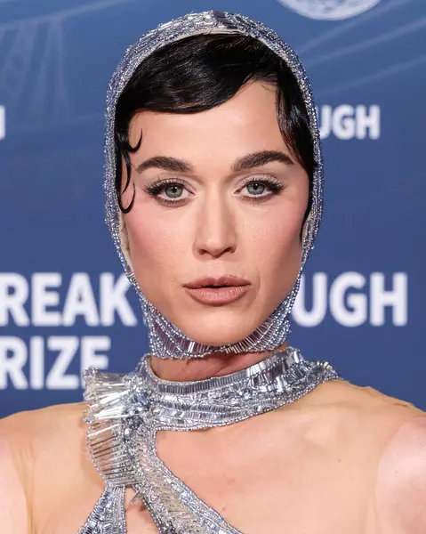 Gaurav Gupta SS24 Couture giyen Amerikalı şarkıcı-söz yazarı Katy Perry, 5 Nisan 2025 'te Santa Monica, Los Angeles, Kaliforniya, ABD' de düzenlenen 11.. 