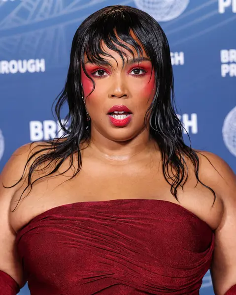 Robert Wun 'u giyen Lizzo, 5 Nisan 2025' te Santa Monica, Los Angeles, Kaliforniya, ABD 'de düzenlenen Barker Hangarı' nda düzenlenen 11.. 