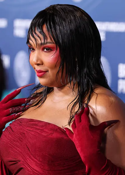 Robert Wun 'u giyen Lizzo, 5 Nisan 2025' te Santa Monica, Los Angeles, Kaliforniya, ABD 'de düzenlenen Barker Hangarı' nda düzenlenen 11.. 