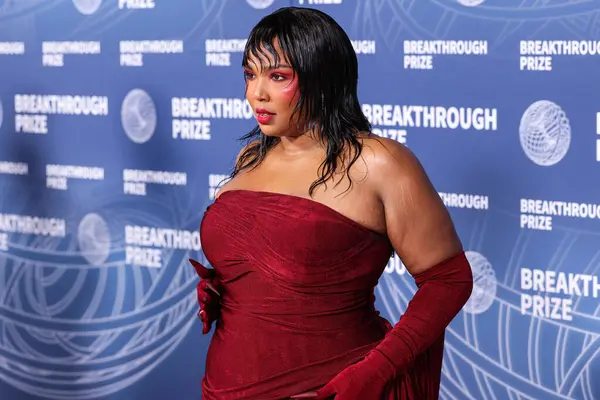 Robert Wun 'u giyen Lizzo, 5 Nisan 2025' te Santa Monica, Los Angeles, Kaliforniya, ABD 'de düzenlenen Barker Hangarı' nda düzenlenen 11.. 