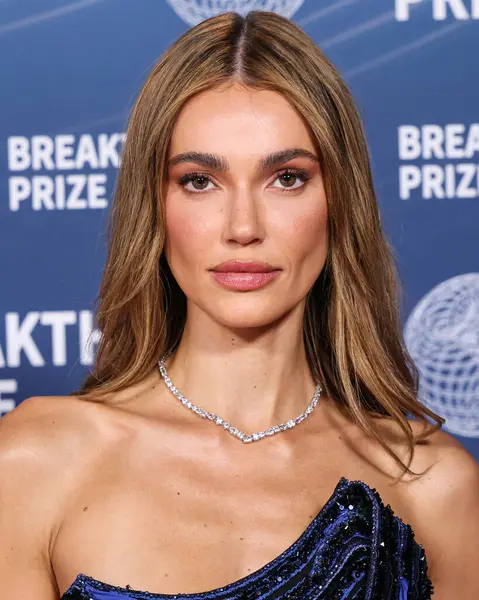 Tony Ward SS25 Couture giyen Marianne Fonseca, 5 Nisan 2025 tarihinde ABD 'nin Kaliforniya eyaletinin Santa Monica kentinde düzenlenen Barker Hangarı' nda düzenlenen 11..    