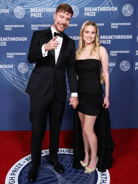 Bay Beast (Jimmy Donaldson) ve kız arkadaşı Thea Booysen, 5 Nisan 2025 tarihinde Santa Monica, Los Angeles, Kaliforniya, ABD 'de Barker Hangar' da düzenlenen 11..