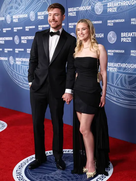 Bay Beast (Jimmy Donaldson) ve kız arkadaşı Thea Booysen, 5 Nisan 2025 tarihinde Santa Monica, Los Angeles, Kaliforniya, ABD 'de Barker Hangar' da düzenlenen 11..