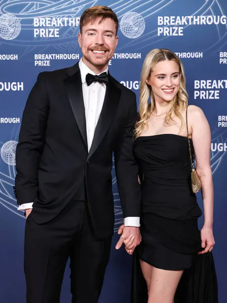 Bay Beast (Jimmy Donaldson) ve kız arkadaşı Thea Booysen, 5 Nisan 2025 tarihinde Santa Monica, Los Angeles, Kaliforniya, ABD 'de Barker Hangar' da düzenlenen 11..