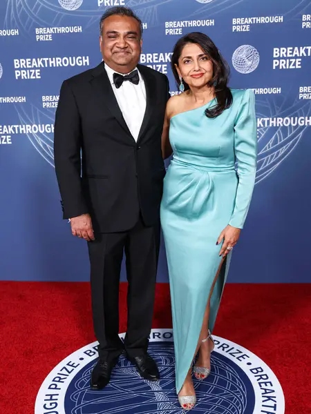 Neal Mohan ve Hema Sareen Mohan 'ın CEO' su, 5 Nisan 2025 'te ABD' nin Kaliforniya eyaletinin Santa Monica kentinde Barker Hangarı 'nda düzenlenen 11..