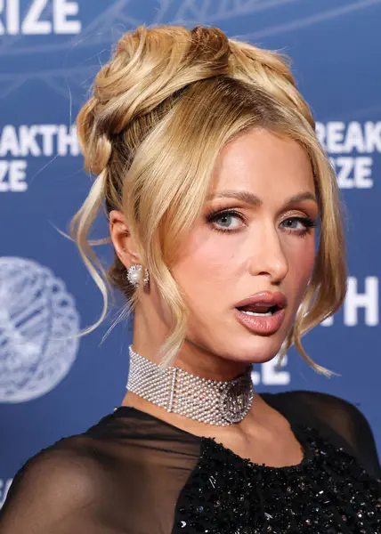 Paris Hilton, 5 Nisan 2025 'te Barker Hangarı' nda düzenlenen 11. Yıllık Büyük Buluş Ödül Töreni 'ne geliyor..