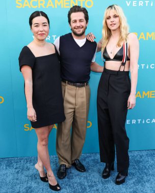 Maya Erskine, Michael Angarano ve Kristen Stewart, 7 Nisan 2025 'te Los Angeles, Kaliforniya, ABD' de Vista Tiyatrosu 'nda düzenlenen Dikey Eğlencenin Özel Gösterimi' ne geldiler..