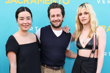 Maya Erskine, Michael Angarano ve Kristen Stewart, 7 Nisan 2025 'te Los Angeles, Kaliforniya, ABD' de Vista Tiyatrosu 'nda düzenlenen Dikey Eğlencenin Özel Gösterimi' ne geldiler..