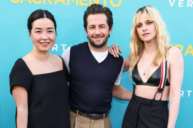 Maya Erskine, Michael Angarano ve Kristen Stewart, 7 Nisan 2025 'te Los Angeles, Kaliforniya, ABD' de Vista Tiyatrosu 'nda düzenlenen Dikey Eğlencenin Özel Gösterimi' ne geldiler..