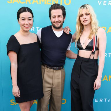 Maya Erskine, Michael Angarano ve Kristen Stewart, 7 Nisan 2025 'te Los Angeles, Kaliforniya, ABD' de Vista Tiyatrosu 'nda düzenlenen Dikey Eğlencenin Özel Gösterimi' ne geldiler..