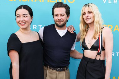 Maya Erskine, Michael Angarano ve Kristen Stewart, 7 Nisan 2025 'te Los Angeles, Kaliforniya, ABD' de Vista Tiyatrosu 'nda düzenlenen Dikey Eğlencenin Özel Gösterimi' ne geldiler..