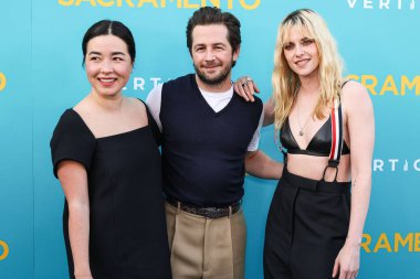 Maya Erskine, Michael Angarano ve Kristen Stewart, 7 Nisan 2025 'te Los Angeles, Kaliforniya, ABD' de Vista Tiyatrosu 'nda düzenlenen Dikey Eğlencenin Özel Gösterimi' ne geldiler..